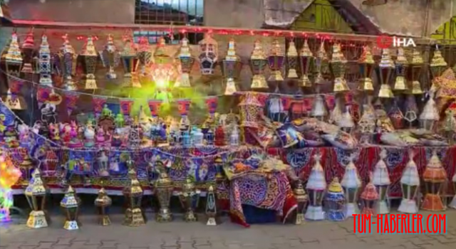 Ramazan fenerleri dükkanları süsledi