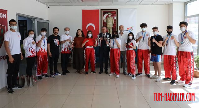 Şampiyon sporcular Başkan Savaş'ı ziyaret etti