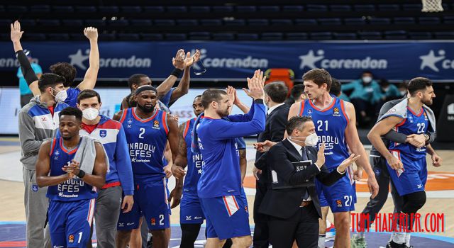 Olaylı maçta kazanan Anadolu Efes oldu