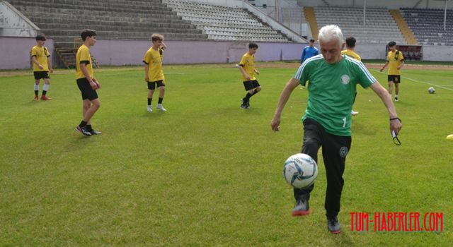 83 yaşındaki antrenör 58 yıldır takımın başında