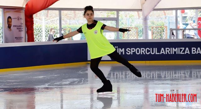 Kağıthane'de doğal buz pisti hizmete açıldı