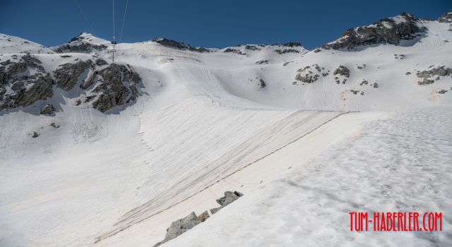 İtalya'da Presena buzulunun erimesine karşı muşambalı önlem