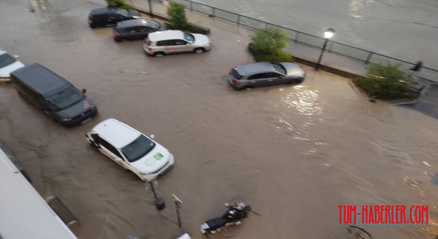 Avusturya'da sel felaketi: Kasaba sular altında kaldı