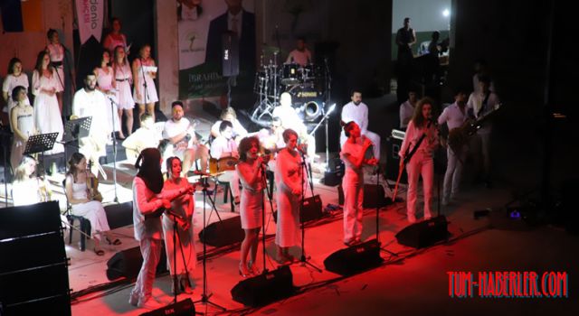 6 farklı ülkeden, 42 müzisyen, 7 dilde şarkılar söyledi