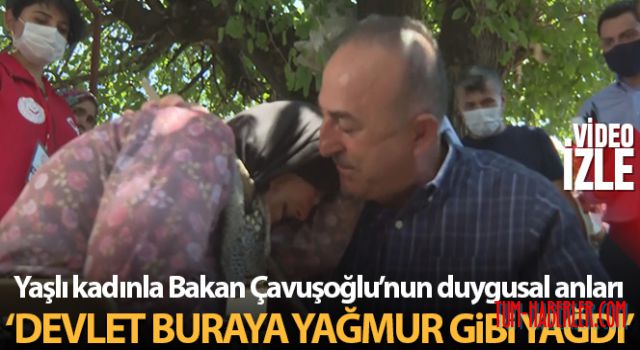 Bakan Çavuşoğlu'na sarılıp ağlayan yaşlı kadın: Devlet buraya yağmur gibi yağdı