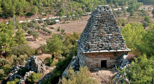 Türbe diye dua ettiler, antik mezar çıktı