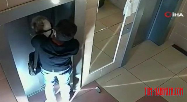 Asansör kapısına sıkışan köpeği apartman sakini kurtardı