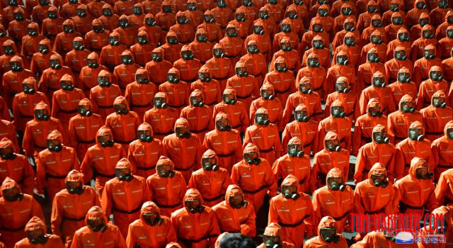 Kuzey Kore'nin kuruluşunun 73. yıl dönümünde 'koruyucu kıyafetli' geçit töreni