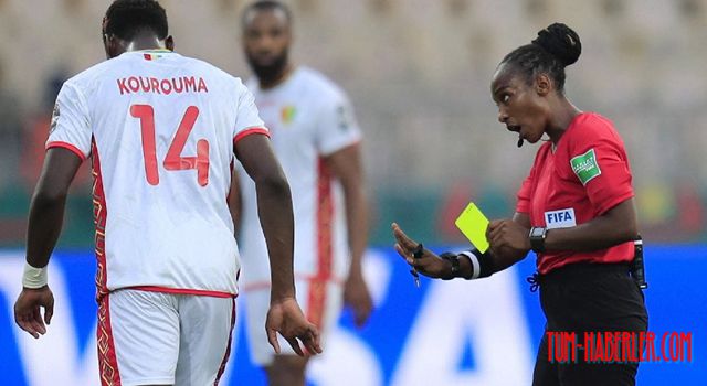 Afrikalı kadın futbol hakemi Mukansanga tarihe geçti