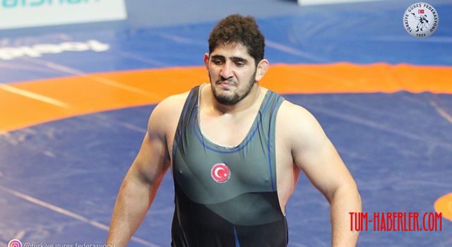 Milli güreşçi Osman Yıldırım, 130 kiloda gümüş madalya kazandı