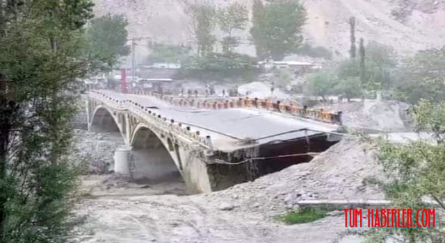 Pakistan'da selde köprü yıkıldı