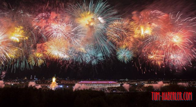 Rusya'daki Zafer Günü için havai fişekli kutlama