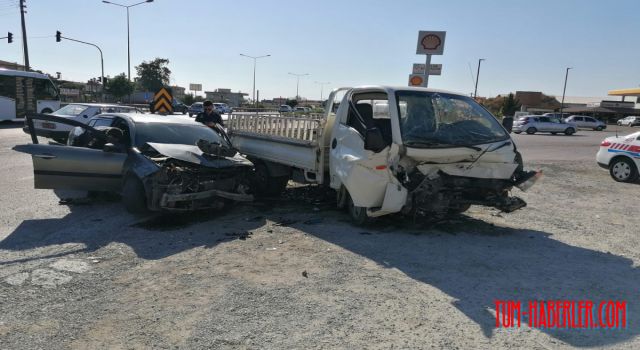 Kamyonetle otomobil çarpıştı: 3 yaralı