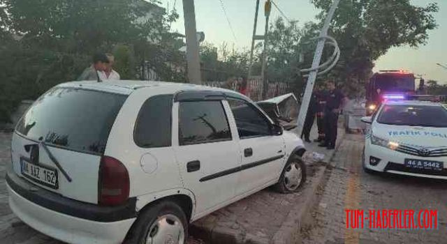 Otomobil park halindeki araca çarptı