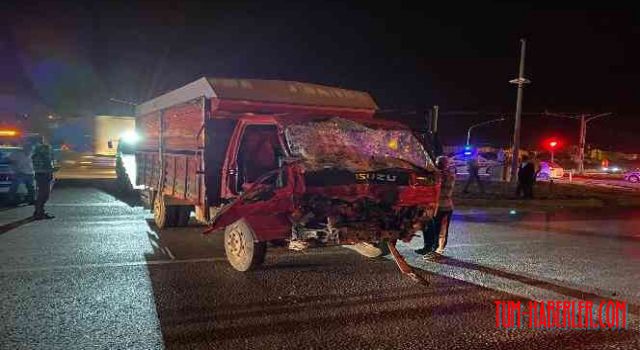 İki kamyon kavşakta çarpıştı