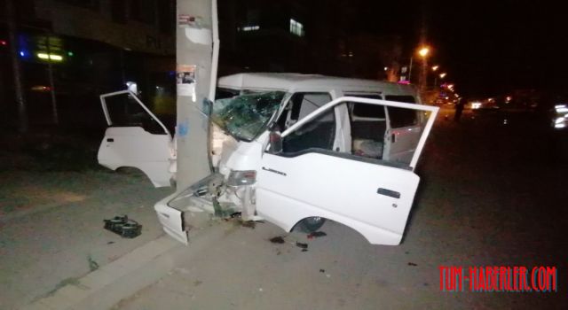 Kamyonet elektrik direğine çarptı