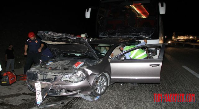 2 otomobil ve 1 otobüsün karıştığı trafik kazasında 4 kişi yaralandı