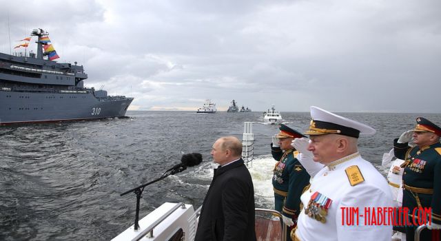 Putin, Rus donanması geçit törenine katıldı