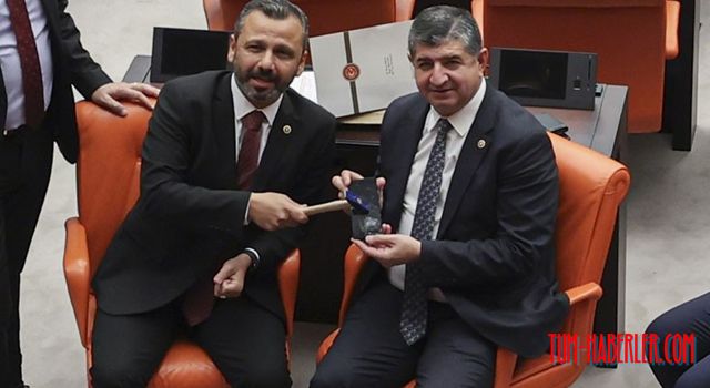 CHP Milletvekili Erbay Meclis'te çekiçle cep telefonunu kırdı