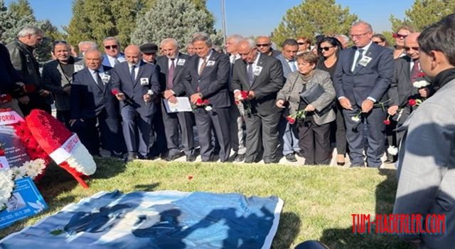 Bülent Ecevit vefatının 16’ncı yıl dönümünde kabri başında anıldı