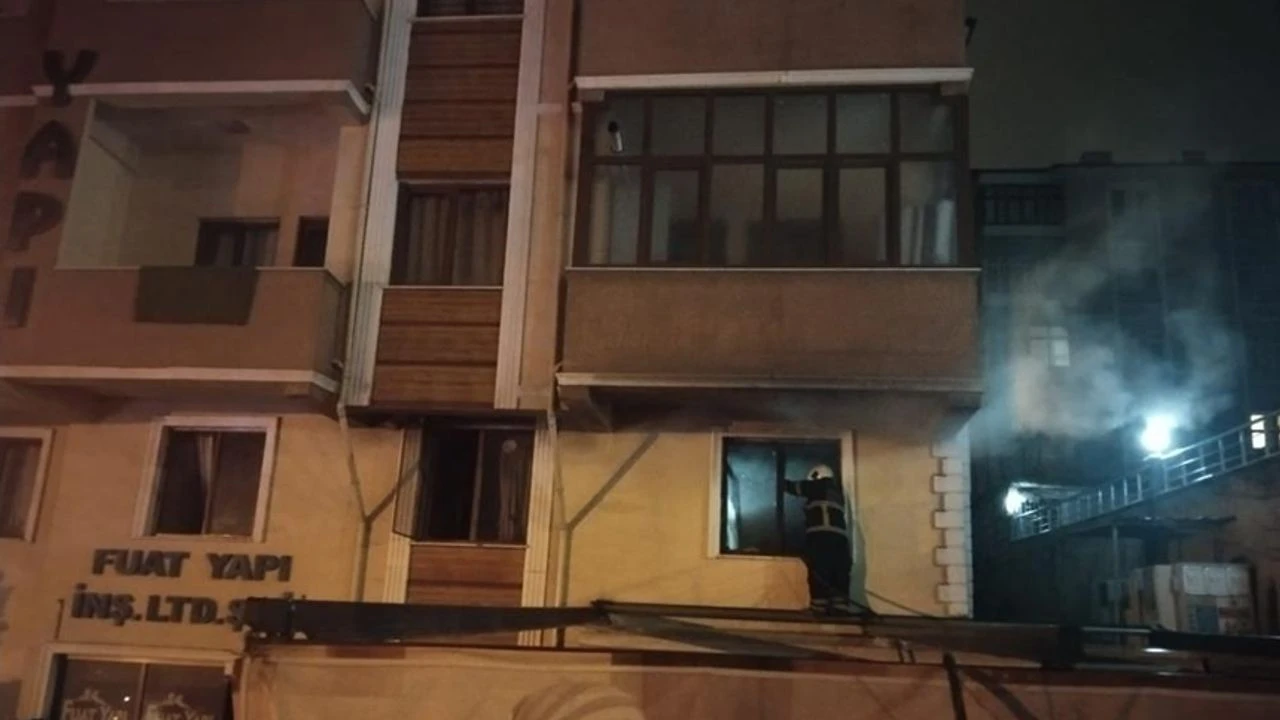 Kocaeli'de apartmanın çatısında çıkan yangın söndürüldü