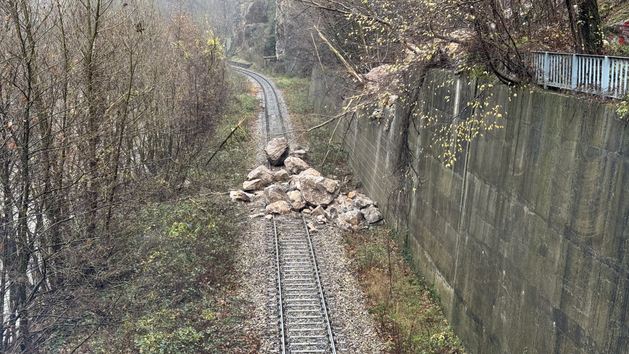 Karabük'te yamaçtan düşen kayalar demir yolunu ulaşıma kapattı