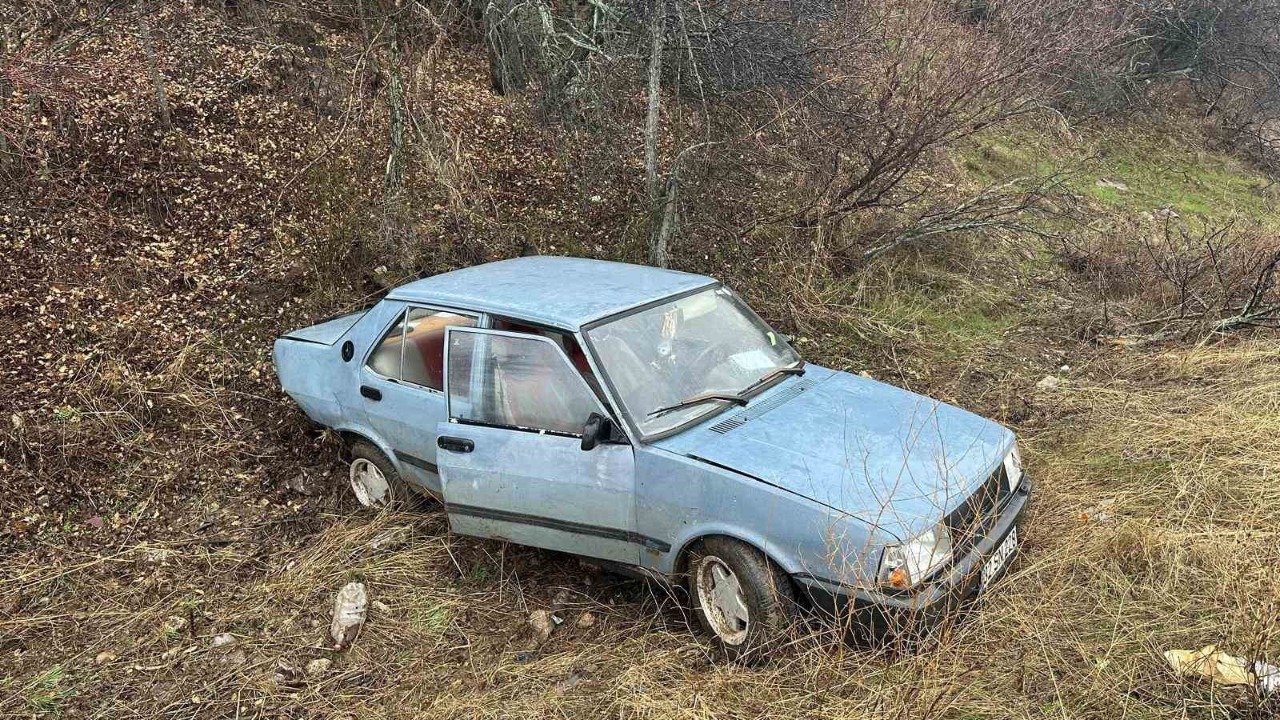 Isparta’da şarampole yuvarlanan Tofaş otomobildeki 2 kişi yaralandı