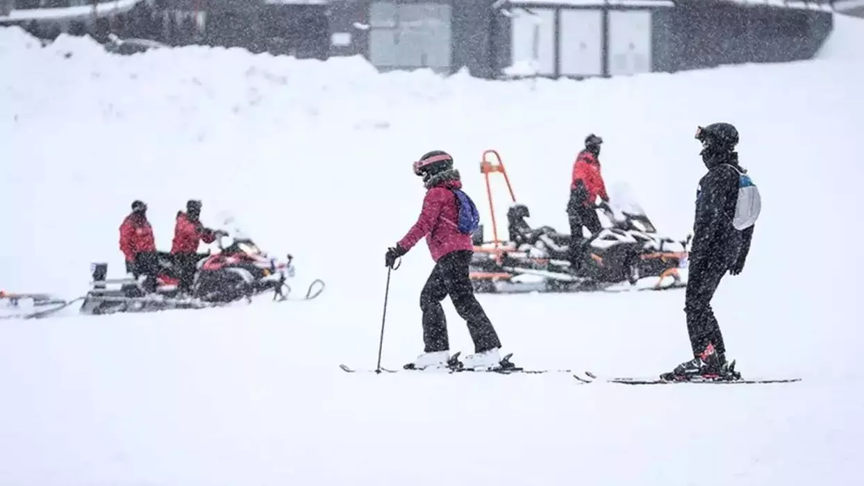 Uludağ'da kayak sezonu başladı; kar kalınlığı 44 santimetreye ulaştı
