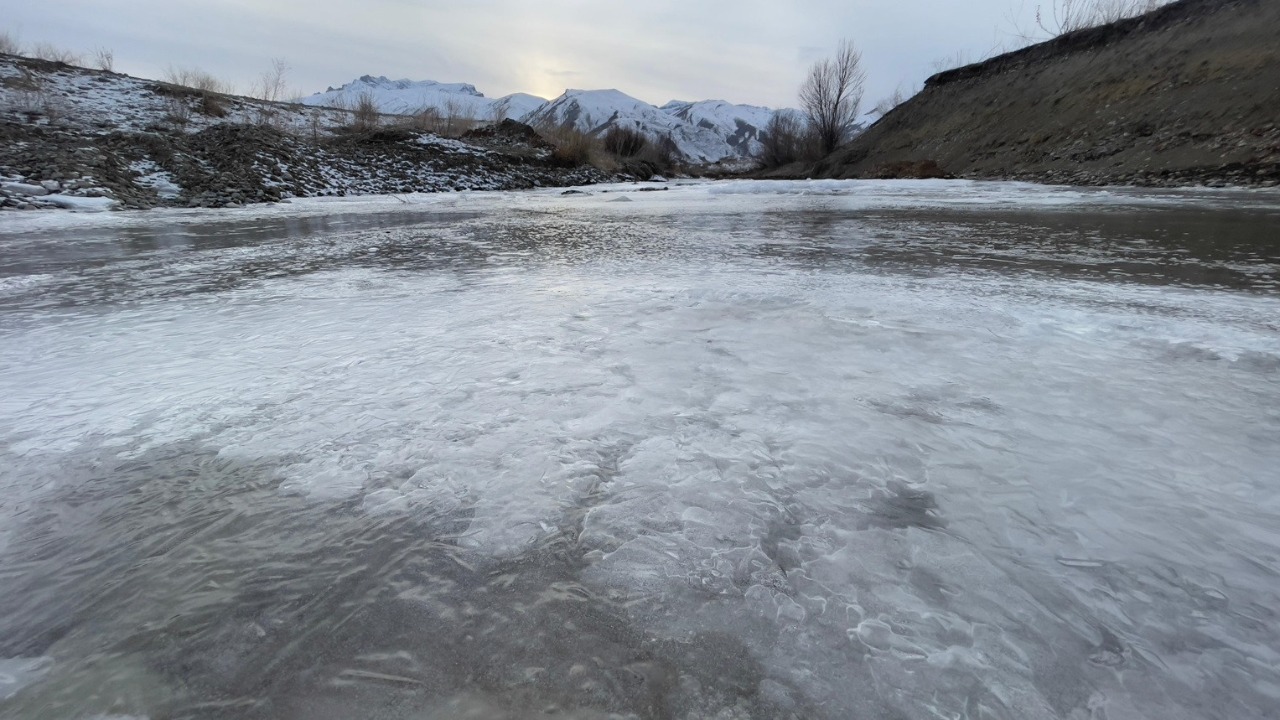 Yüksekova'da dereler buzla kaplandı