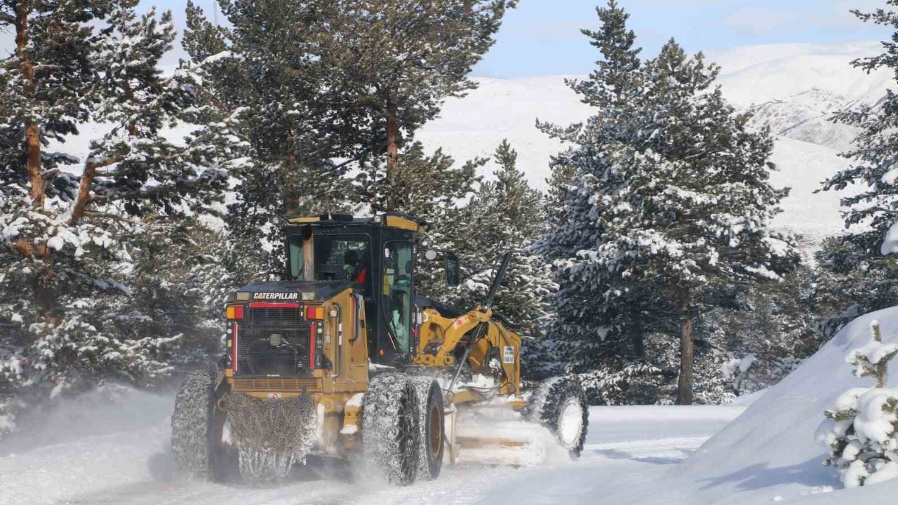 Erzincan Kemaliye Arapgir yolunda kar yağışı etkili oldu
