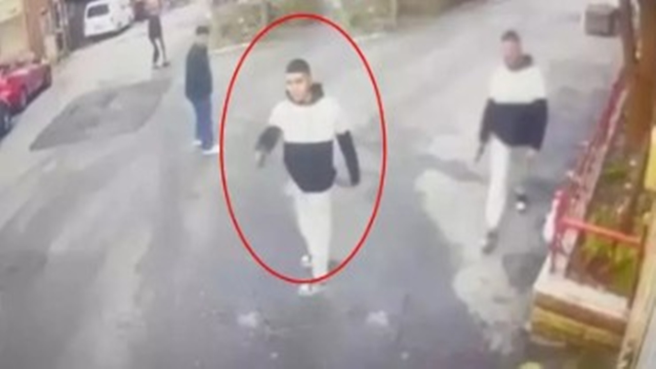 Kuaförde başına çizik atan arkadaşını kurşun yağdırdı