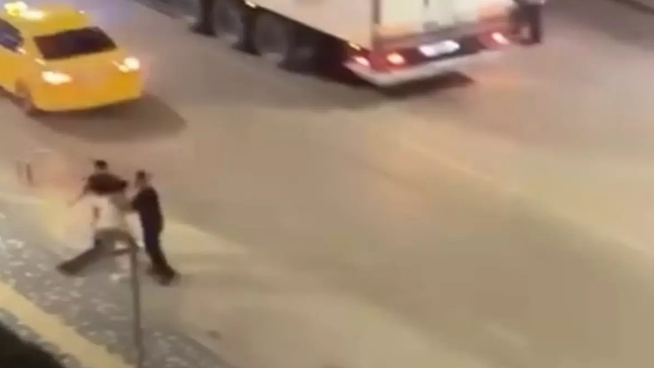Kan Donduran Görüntü! Bursa’da Kadına Darp ve Bıçaklı Saldırı Anı Kamerada