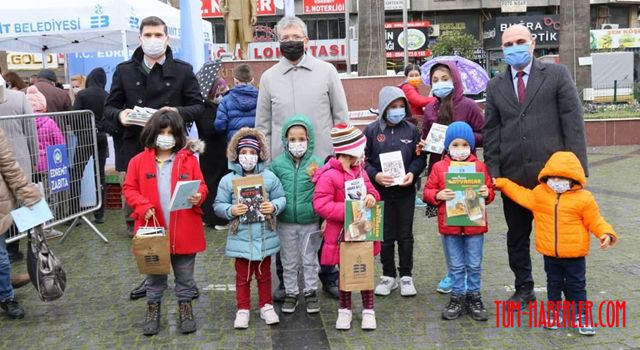 Edremit Belediyesi'nden çocuklara 15 bin kitap!