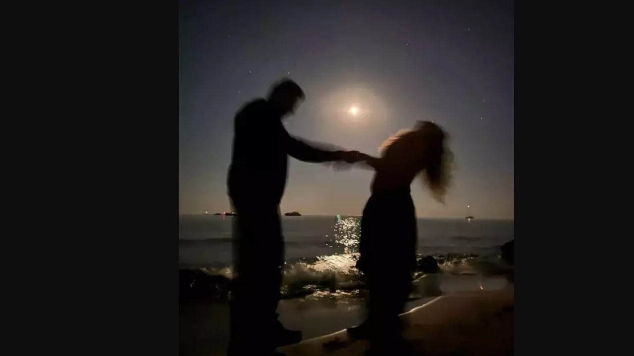kenan-imirzalioglu-ve-sinem-kobaldan-ay-isiginda-romantik-poz.jpg